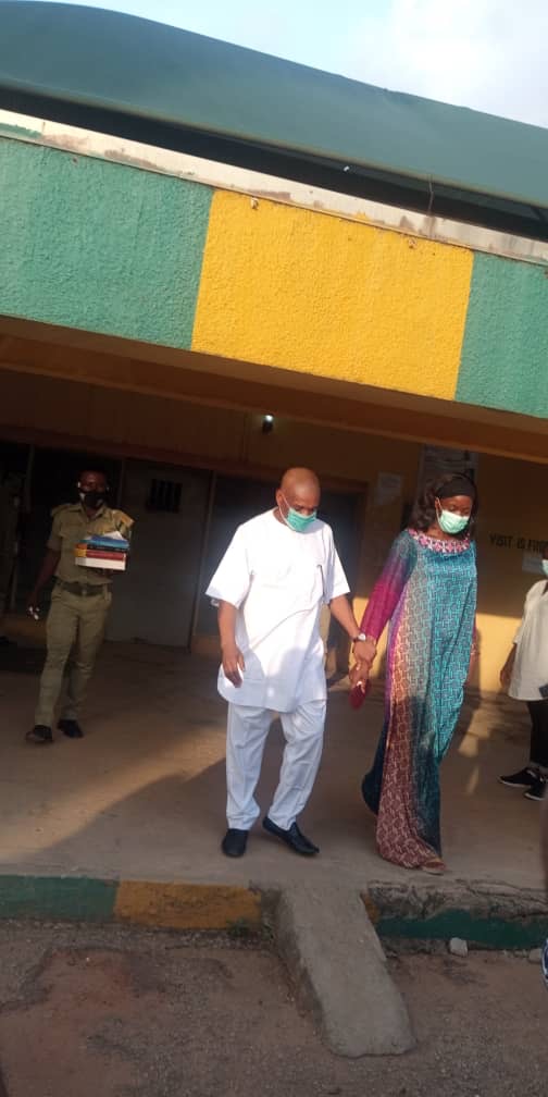 Orji Uzor Kalu & Wife seen leaving Kuje prison Abuja