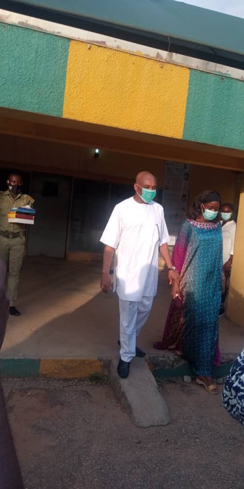 Orji Uzor Kalu & Wife seen leaving Kuje prison Abuja
